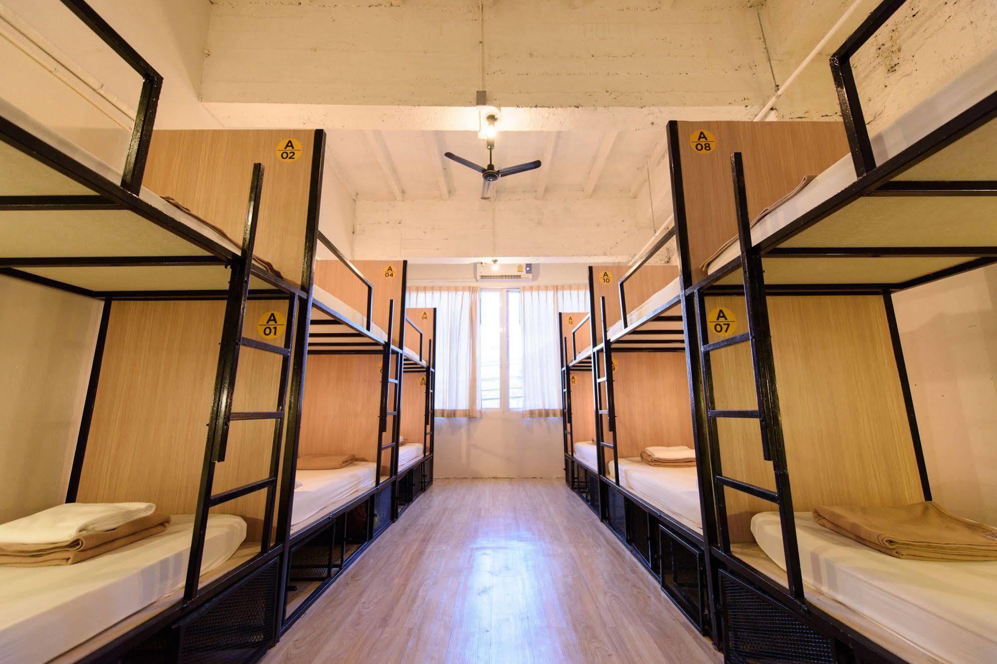 Warm White Hostel Бангкок Экстерьер фото