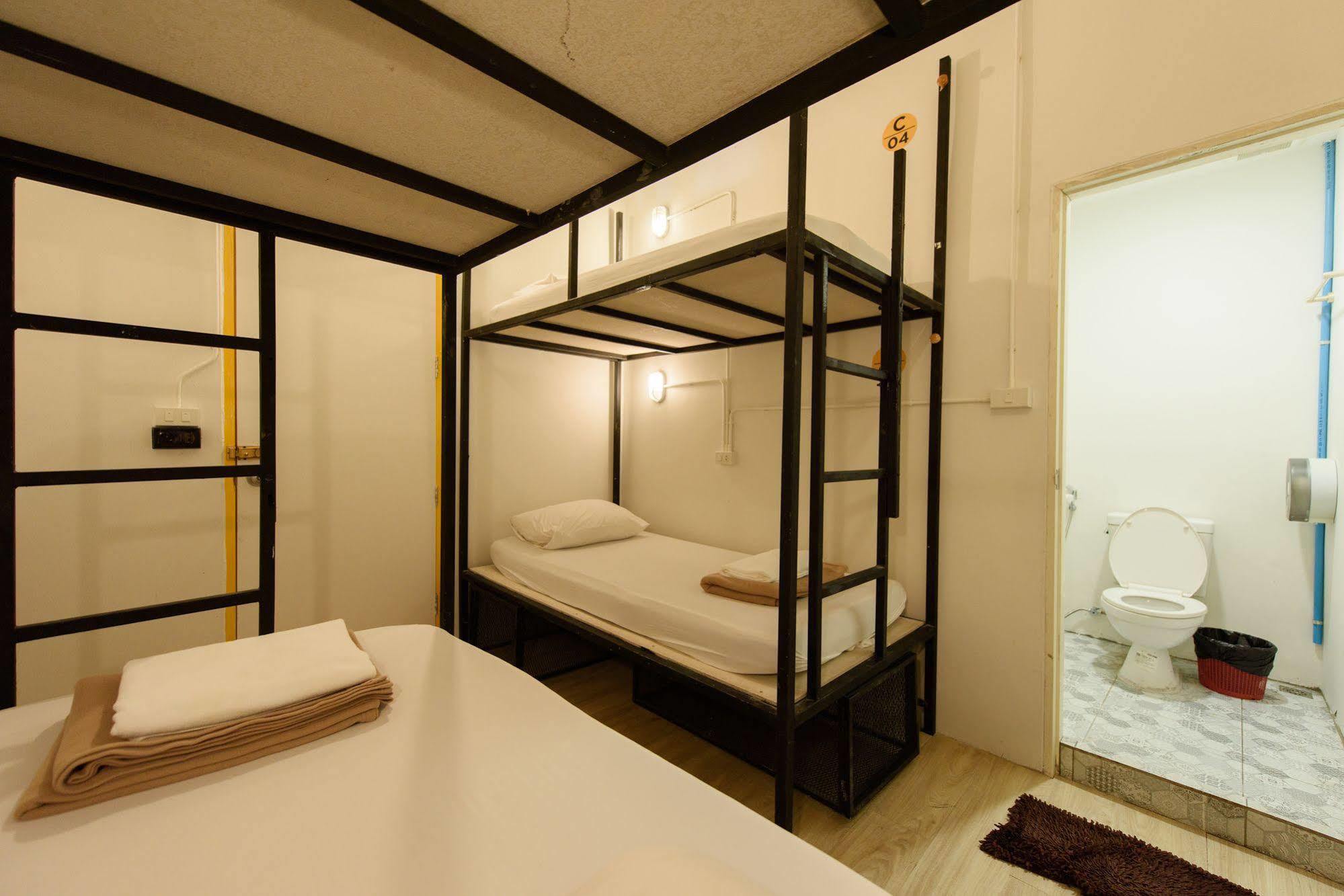 Warm White Hostel Бангкок Экстерьер фото