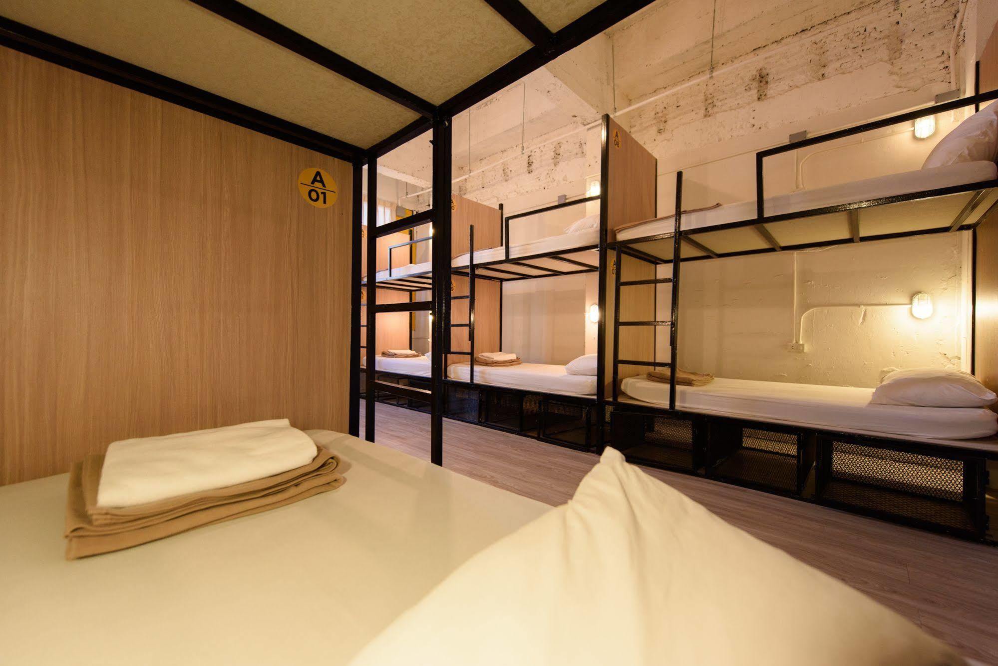 Warm White Hostel Бангкок Экстерьер фото