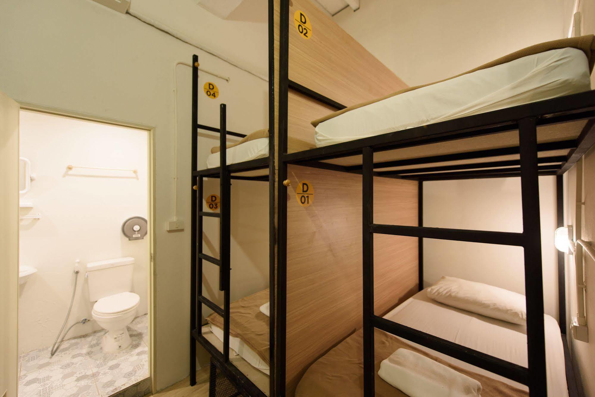 Warm White Hostel Бангкок Экстерьер фото