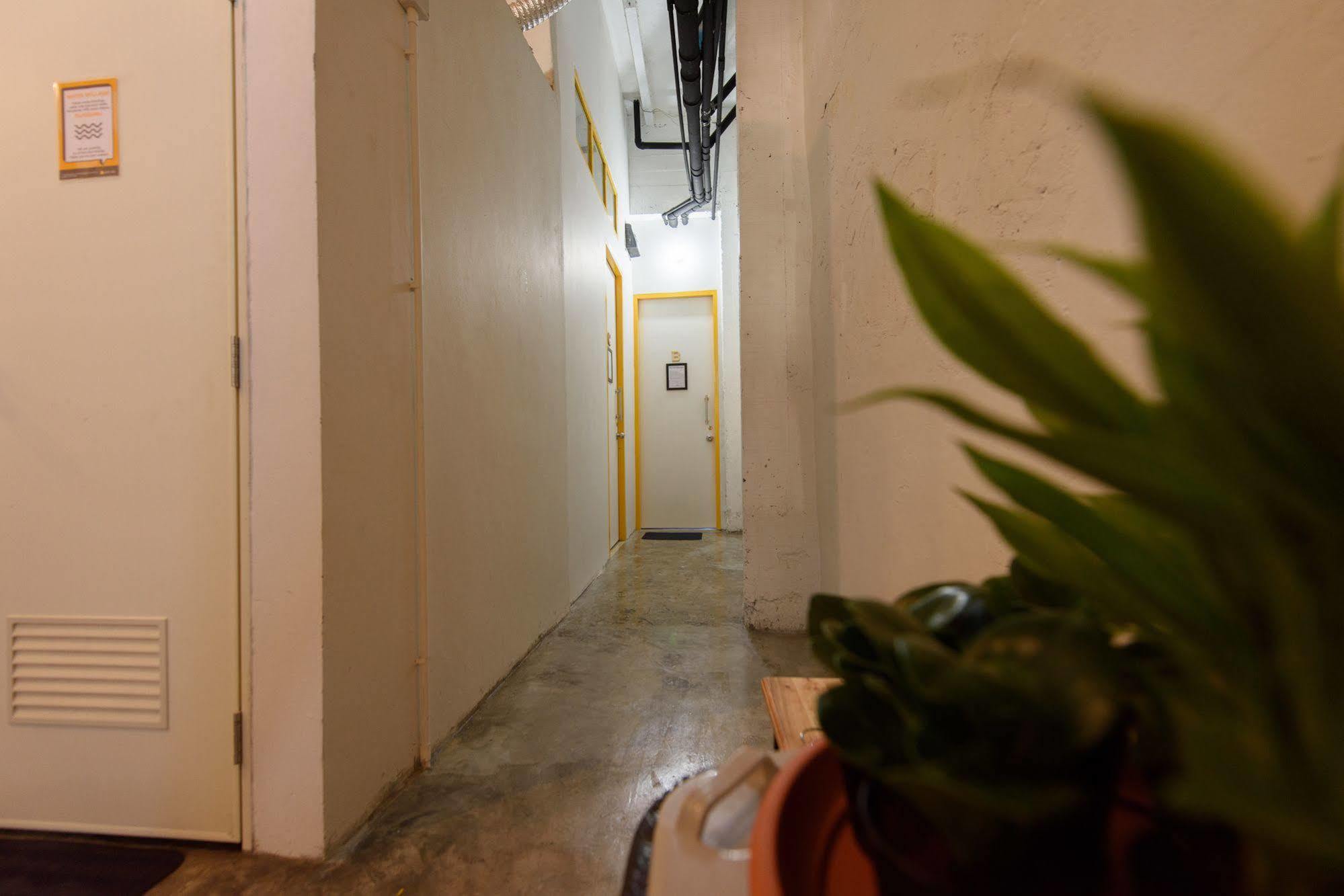 Warm White Hostel Бангкок Экстерьер фото