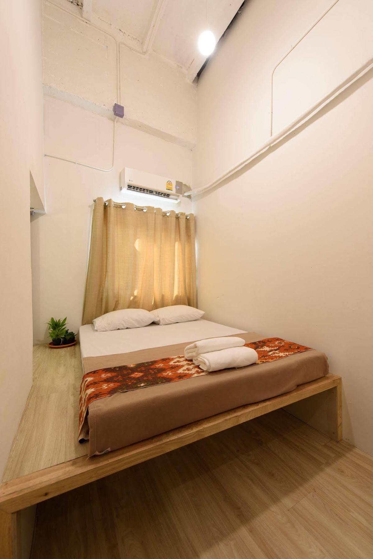Warm White Hostel Бангкок Экстерьер фото